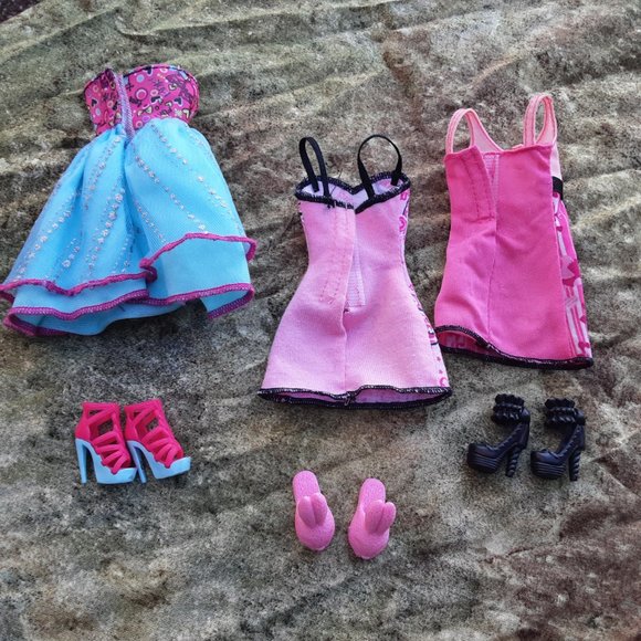 Set of 3 Barbie dresses and shoes - Picture 2 of 2